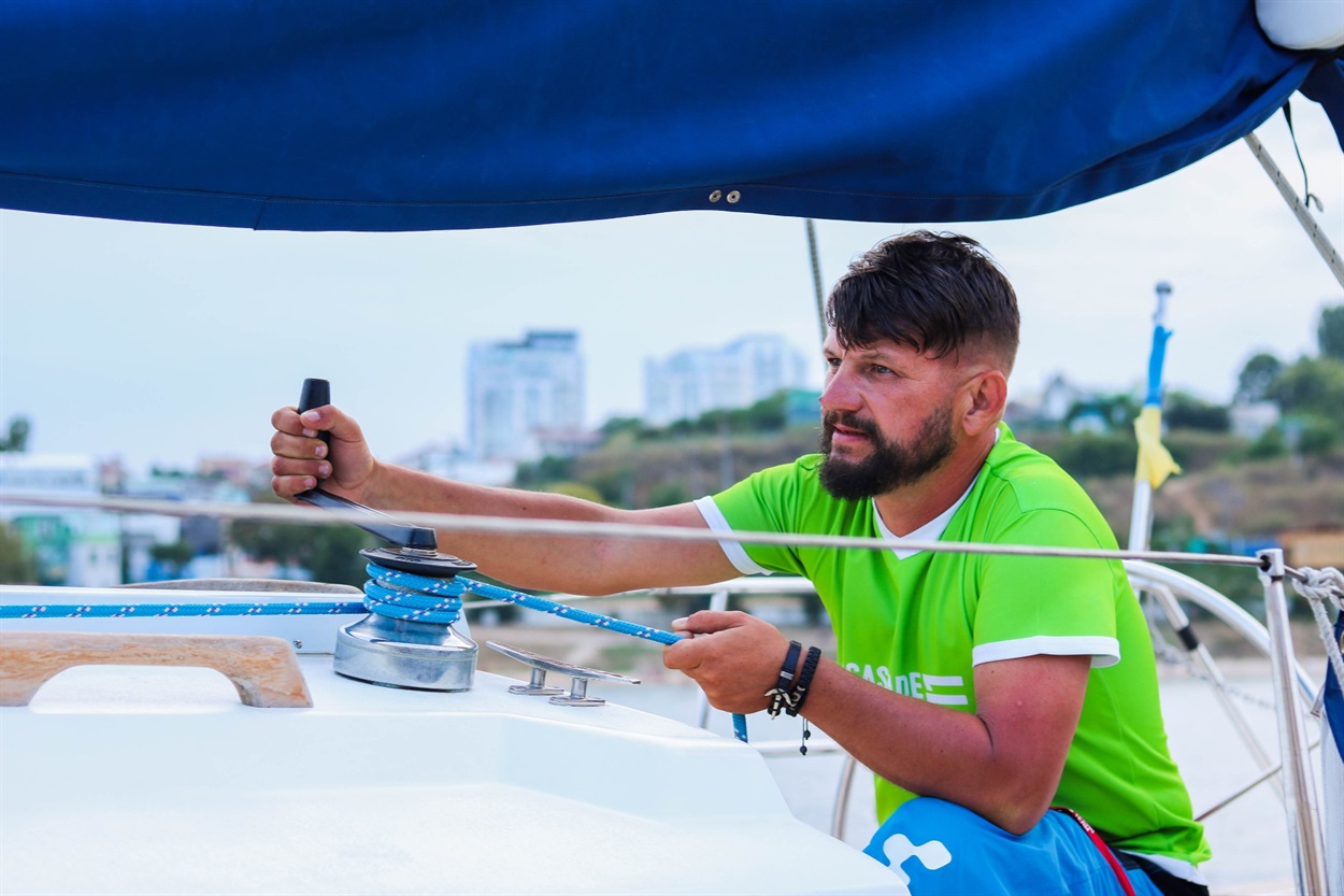 Андрій каже, що він останній романтик моря.