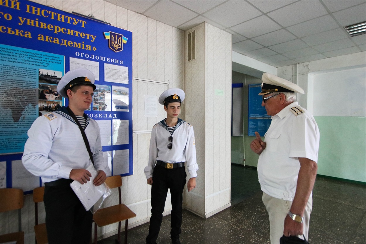 «Ні чорта не прасуєте гюйси, скільки вам командир не казав», – каже Олександр курсантам.