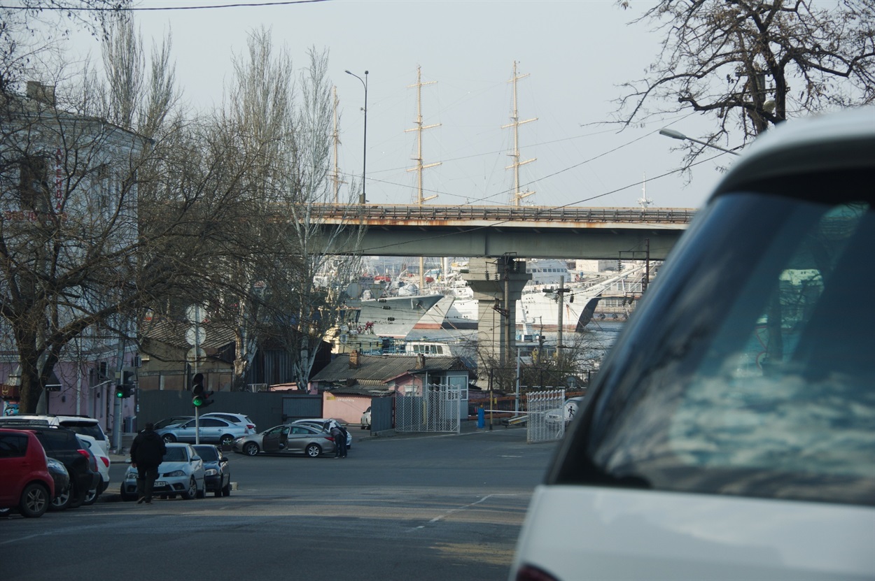 Вид на Військову гавань Одеси з Воєнного узвозу.