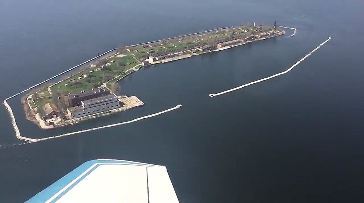 Первомайский розташований у відкритому морі на відстані 3 кілометрів від Очакова 