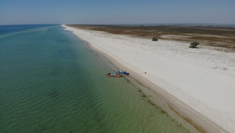 Мандрівники пливли Чорним морем вздовж острова Джарилгач