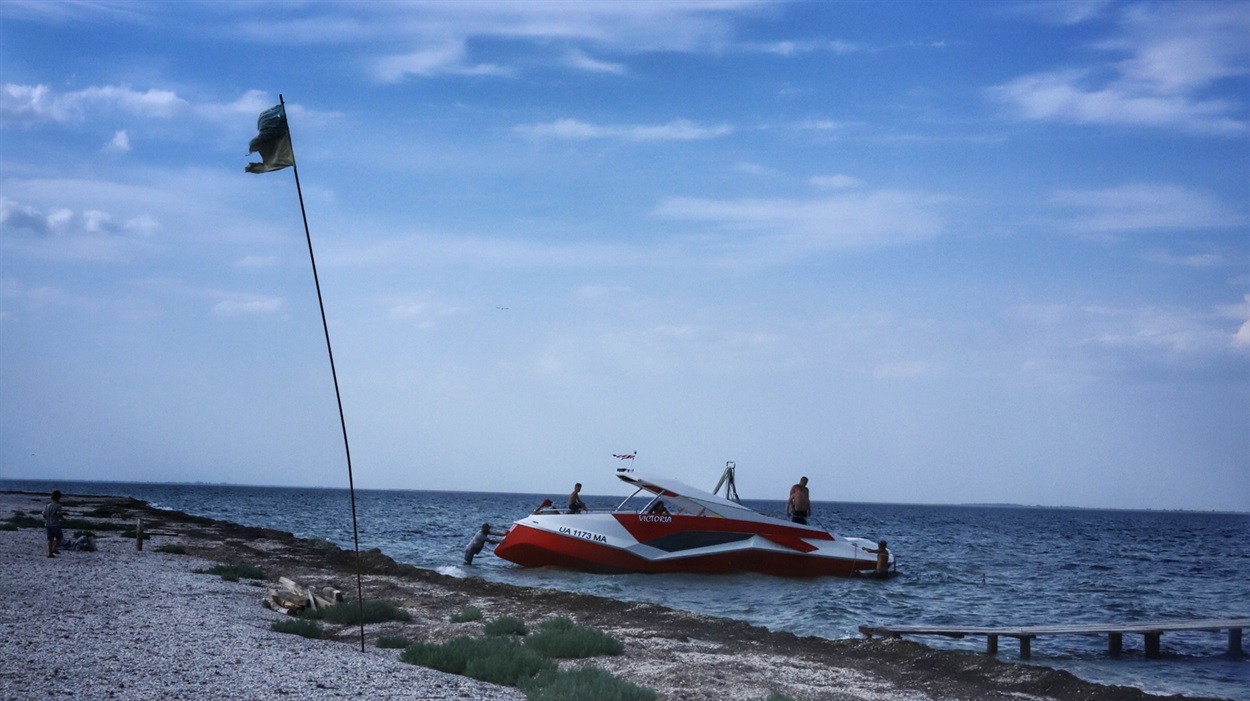 Дістатися на пташині острови можна по морю на катері