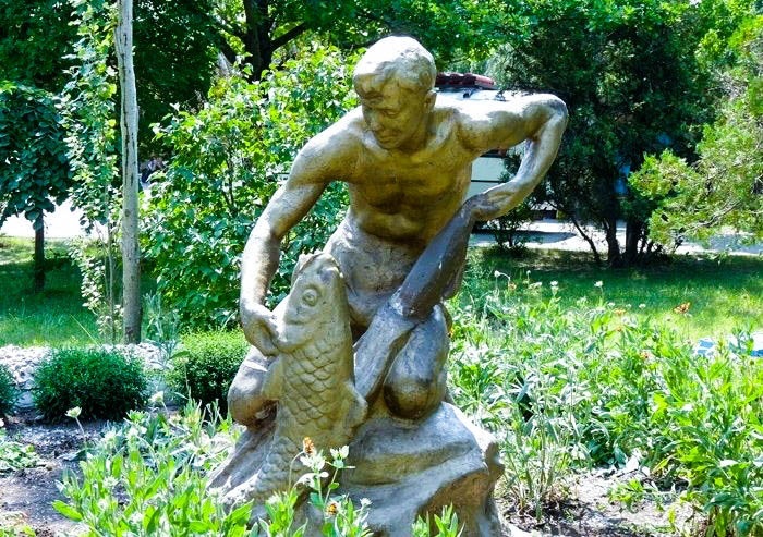 Юнак з рибою