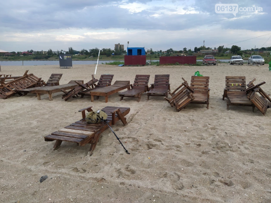 Перекинуті шезлонги і безлад після смерчу в Приморську