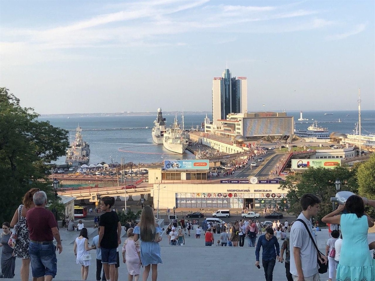 Морвокзал завжди популярне місце серед туристів