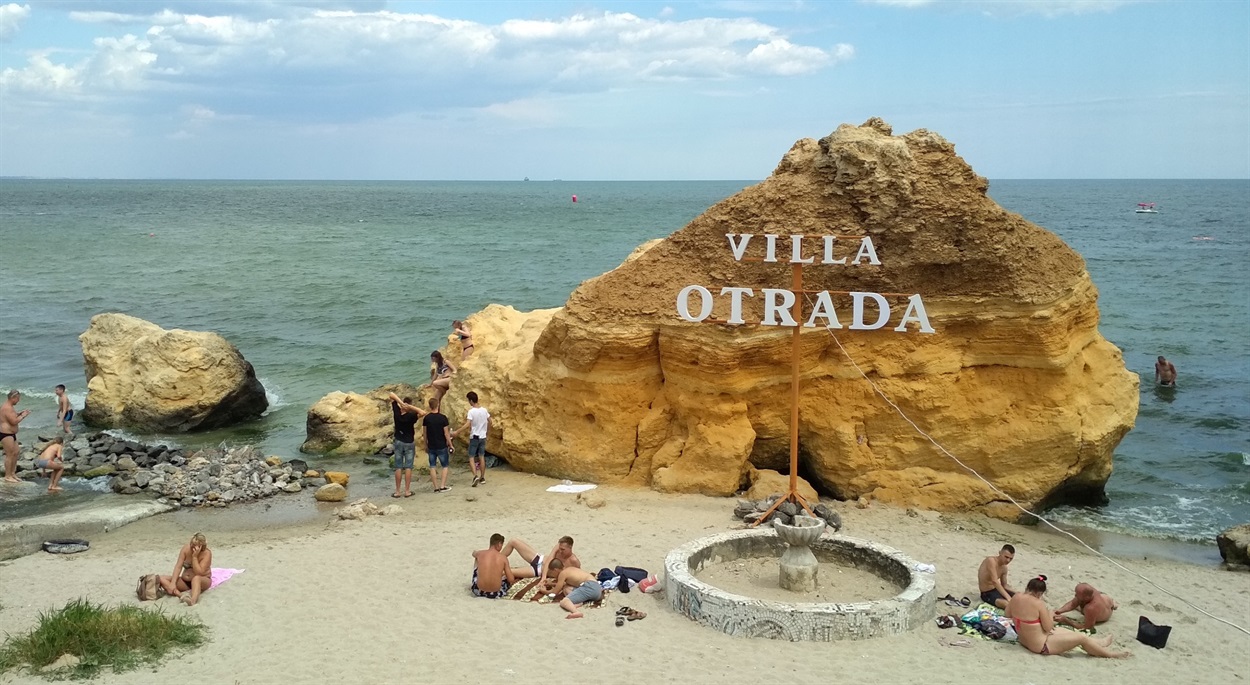 Жовтий камінь з рекламою ресторану – популярне місце для фотосесій