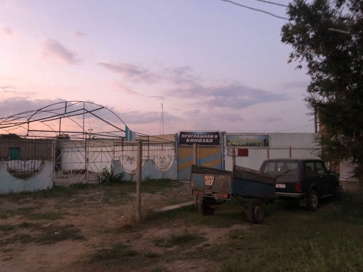Вивіска кінотеатру під відкритим небом