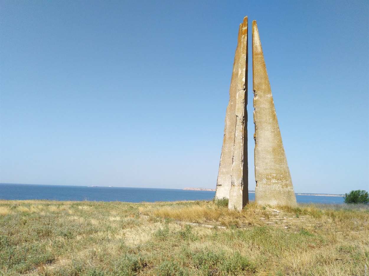 Памятник лейтенанту Шмидту на острове Березань