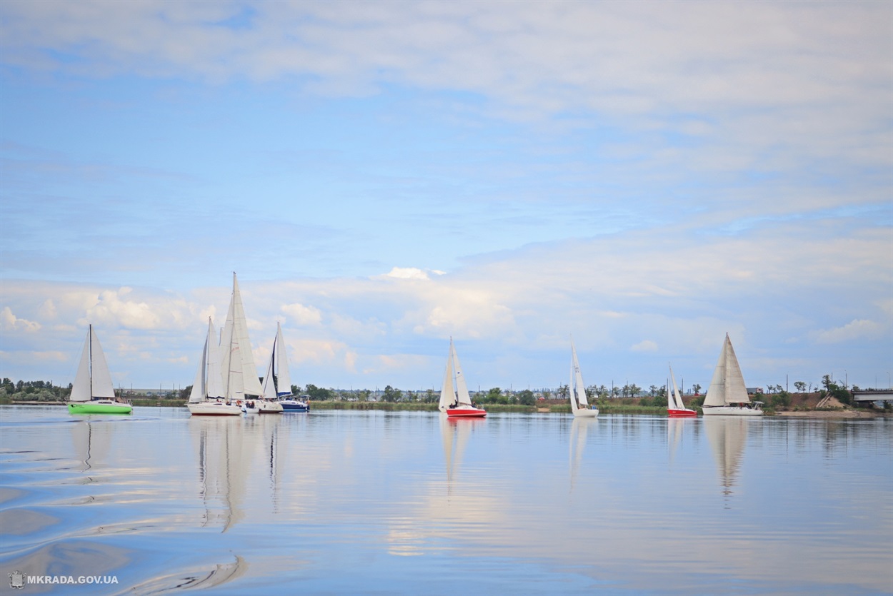 вітрильники на воді