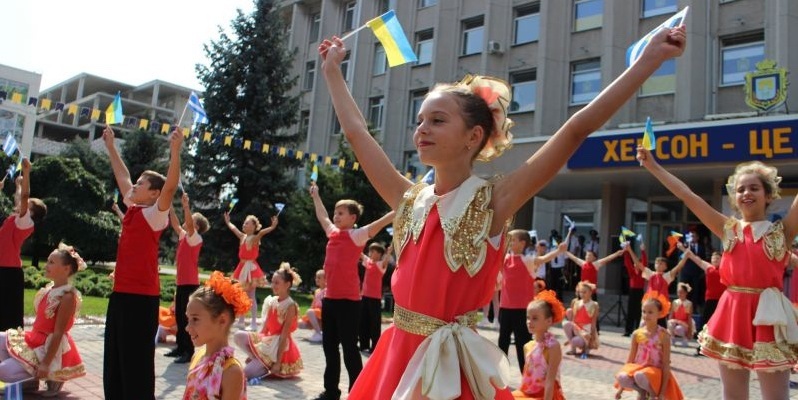 діти вистувапають на фестивалі у Херсоні