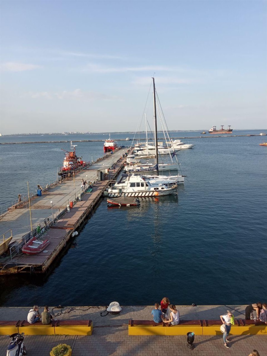 яхти біля причалу у морському порту Одеси
