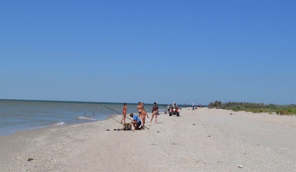 рибалки та відпочивальники на березі Бердянської коси