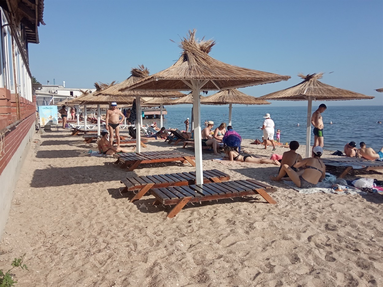 шезлонги на пляжі