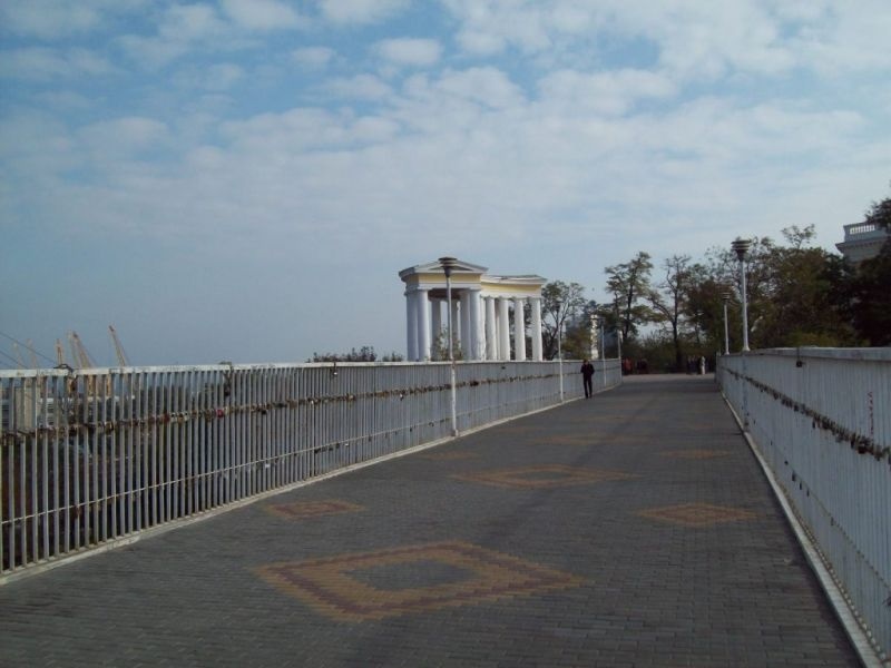 Людина йде через Тещин міст в Одесі