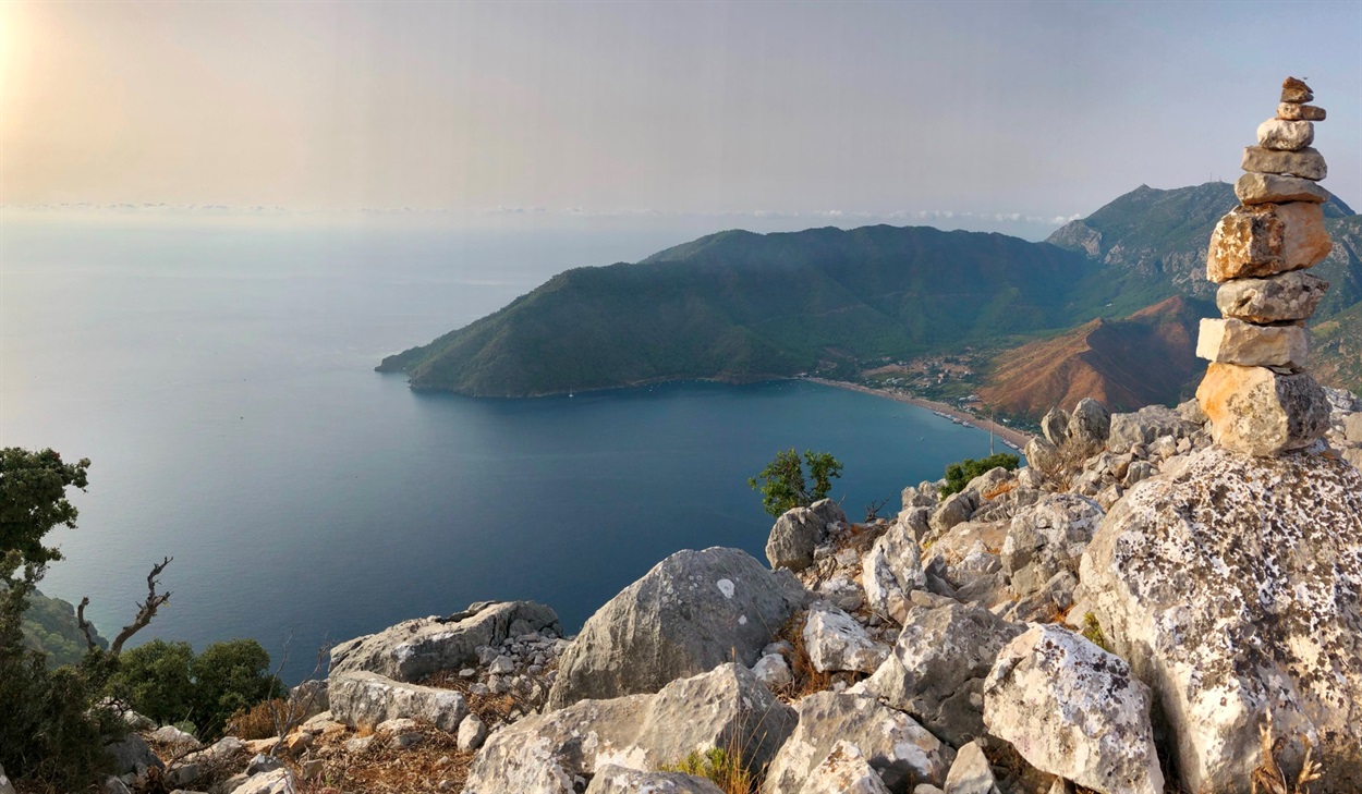 краєвид на бухту в морі 