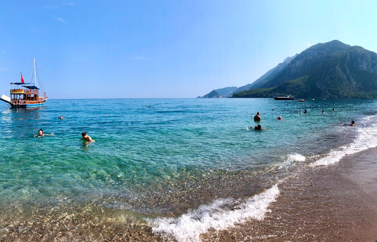 люди купаються у Середземному морі