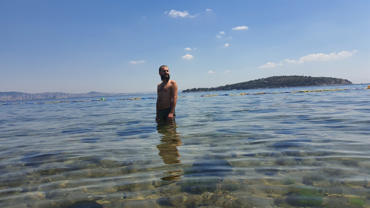 чоловік у морі на пляжі Флорія у Стамбулі