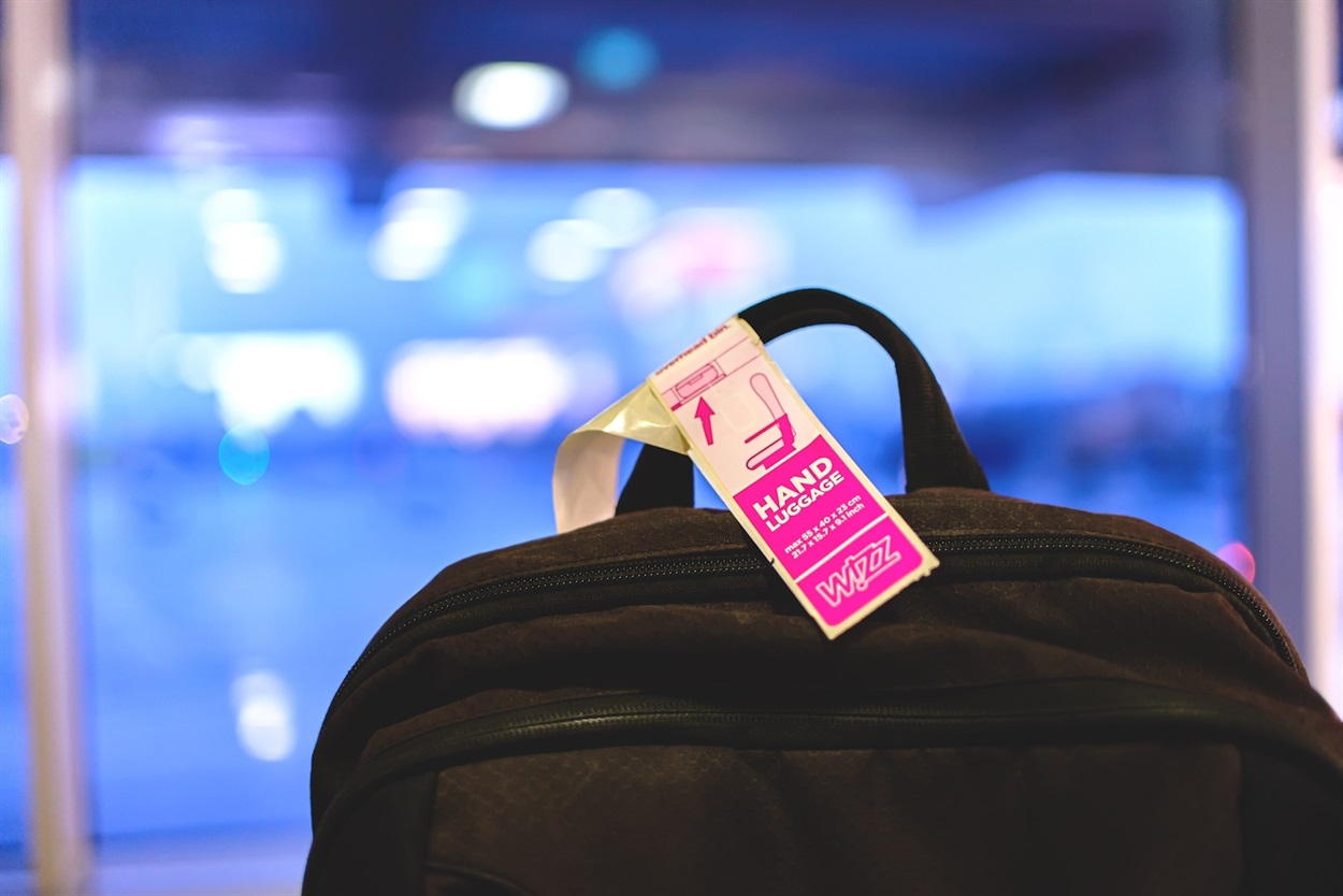 валіза зі стікером для ручної поклажі Wizz Air
