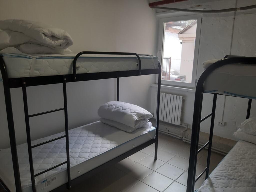 ліжка у хостелі гуртожиткового типу в Маріуполі