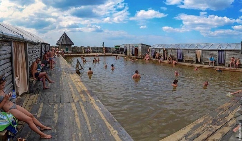 люди отдыха на гейзере возле Херсона