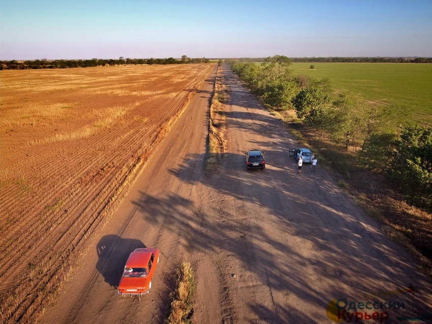 машини на сільській дорозі
