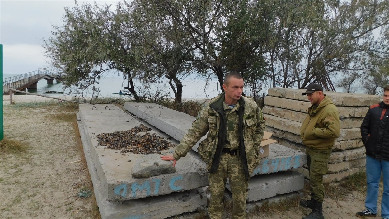 чоловік показує основу колони