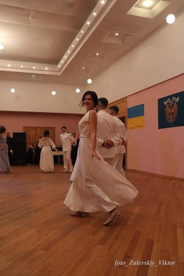 бал