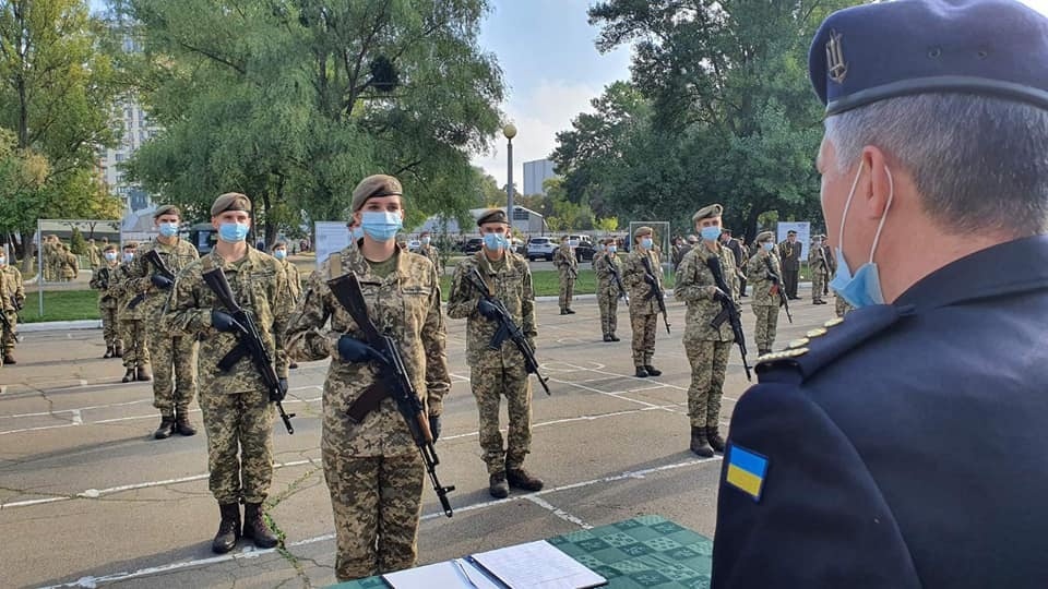 військові