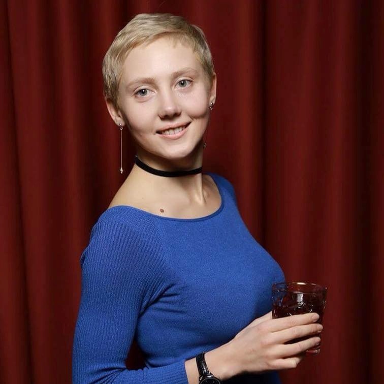 дівчина