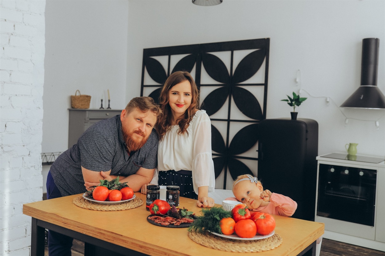 Андрій із родиною, дружиною Анастасією та донькою Євою