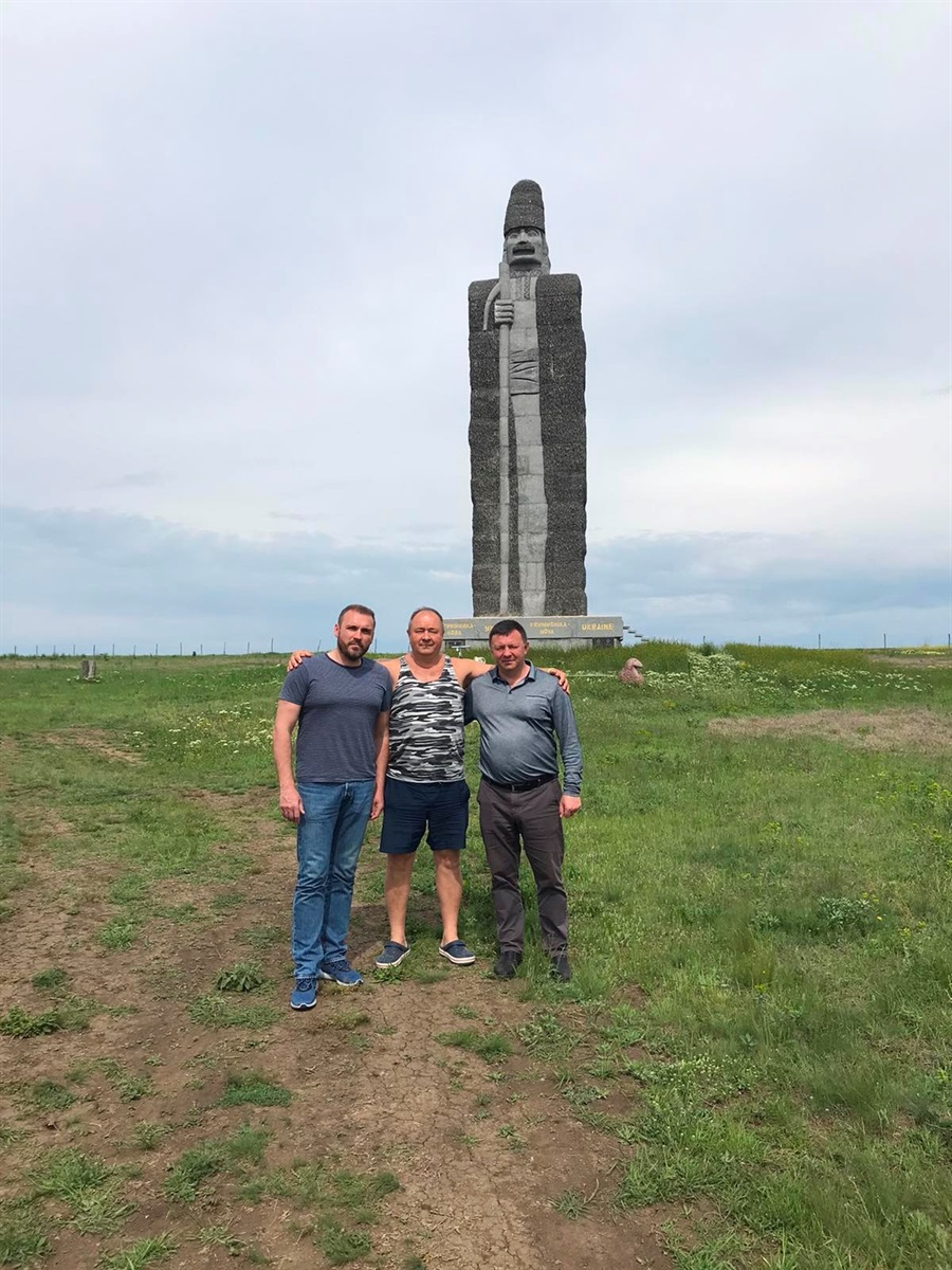 Александр Палариев (в центре)