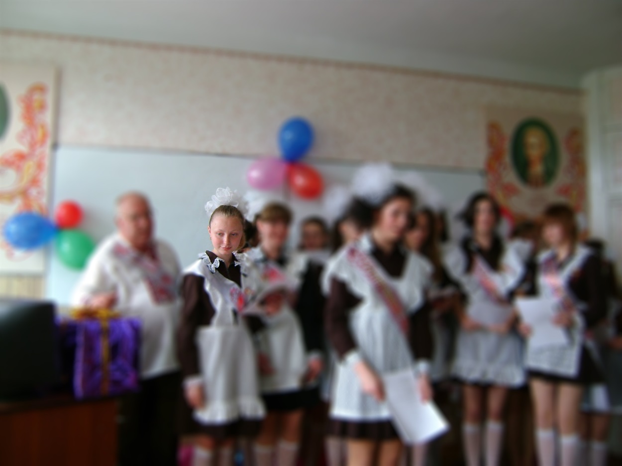 Марина (крайня ліворуч) на випускному в 11 класі