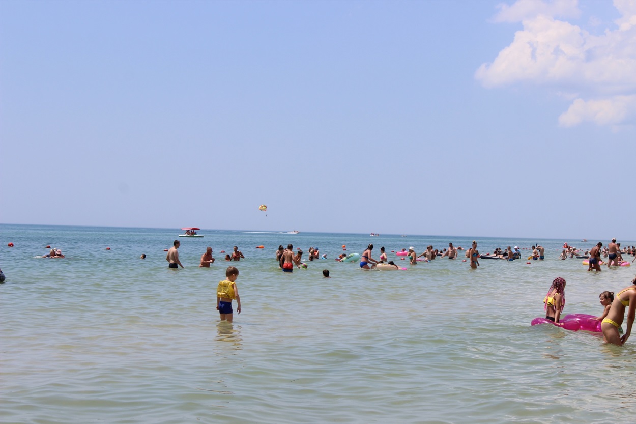 лазурне