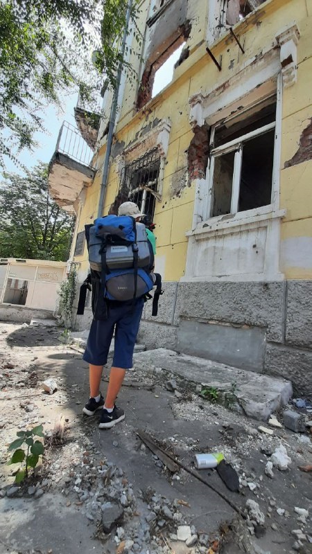 Денис знімає будівлю колишнього райвідділку

