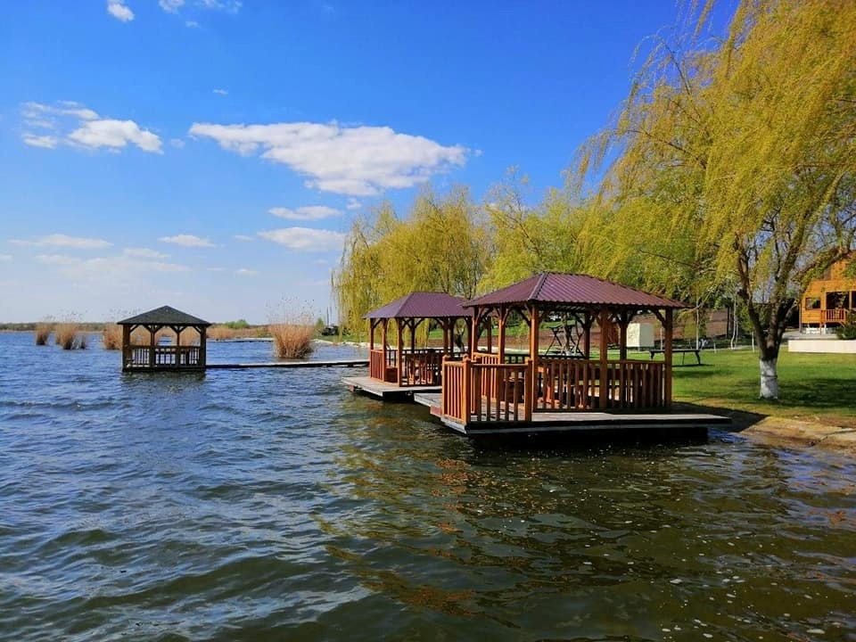 Альтанки на річці Кодима