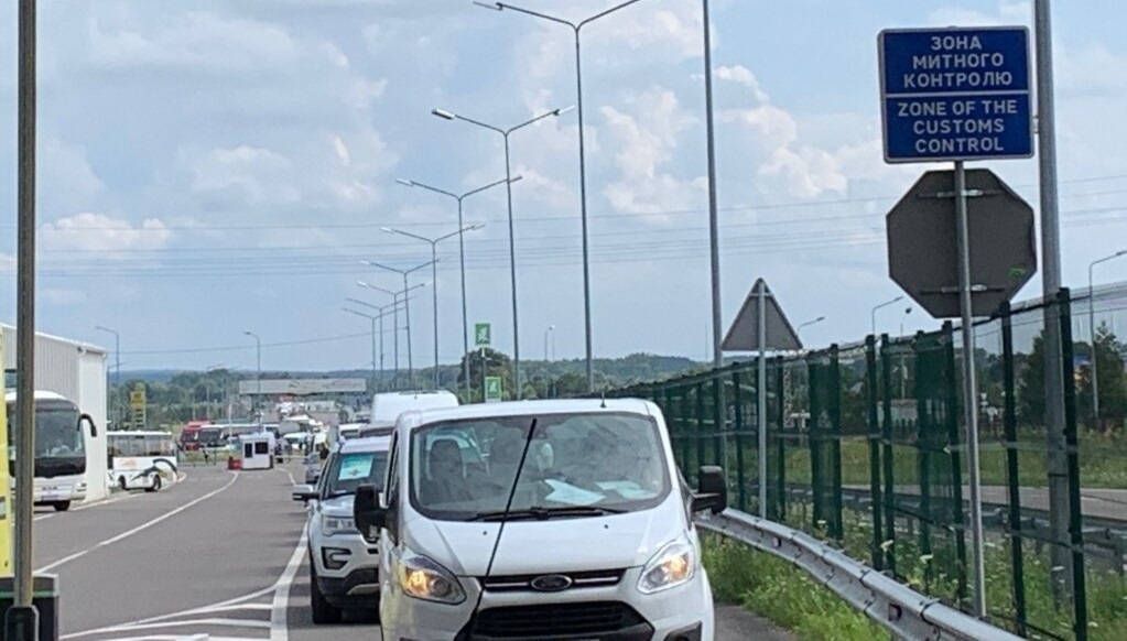 Черга з авто на деяких КПП може сягати 40 автівок