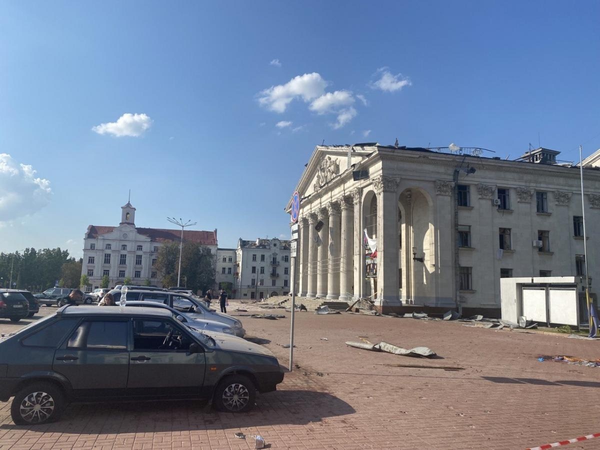 У Чернігові росіяни поцілили ракетою «Іскандер» у даху обласного драмтеатру імені Шевченка.
