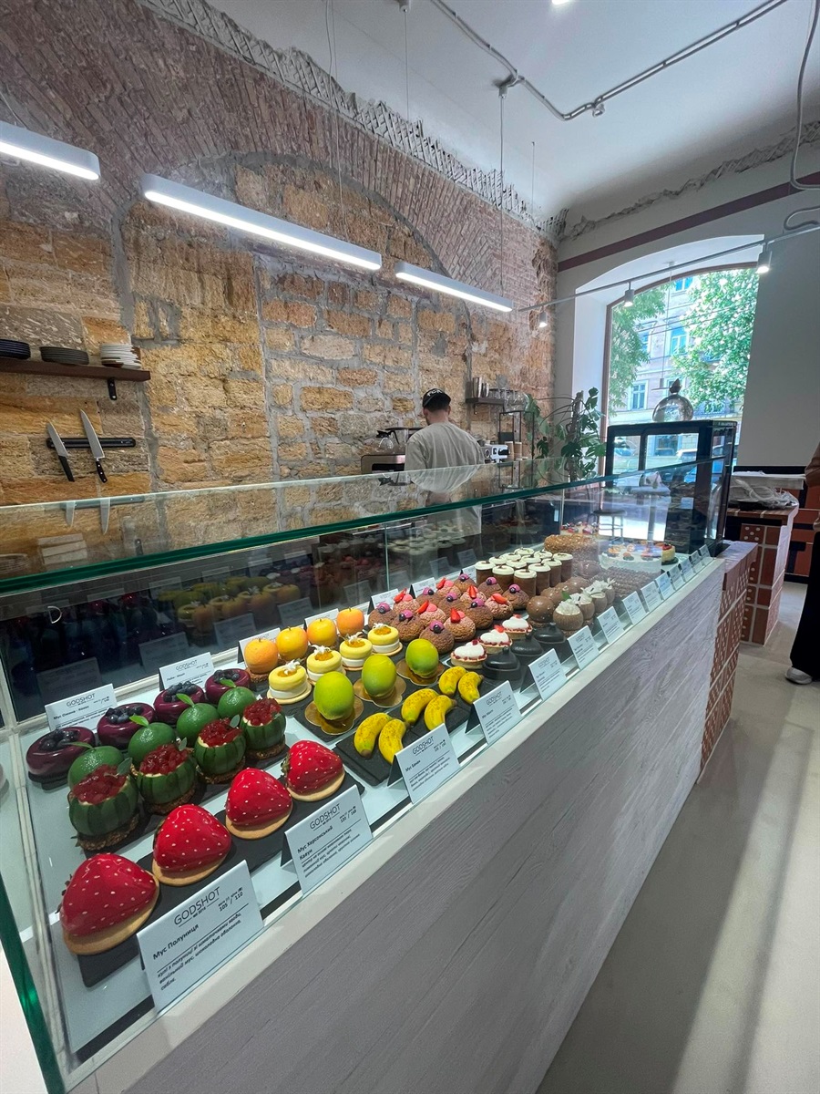 Десерти на різний смак пропонують гостям у GodShot Coffee