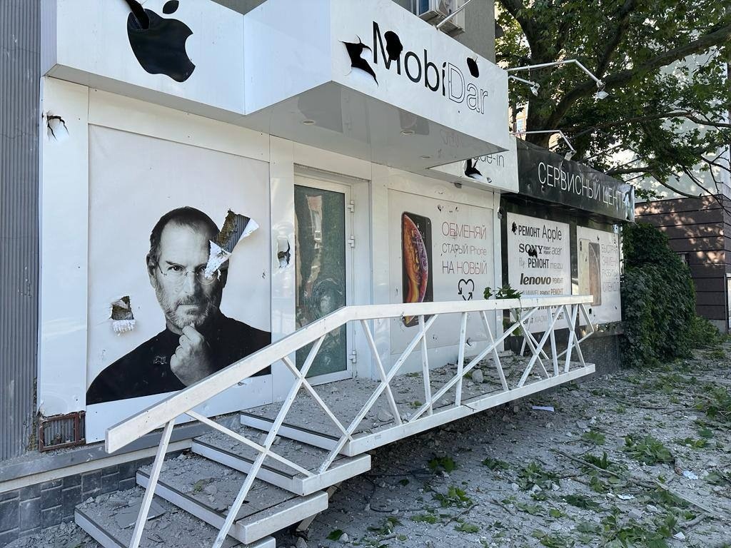 Пошкоджений магазин у Херсоні