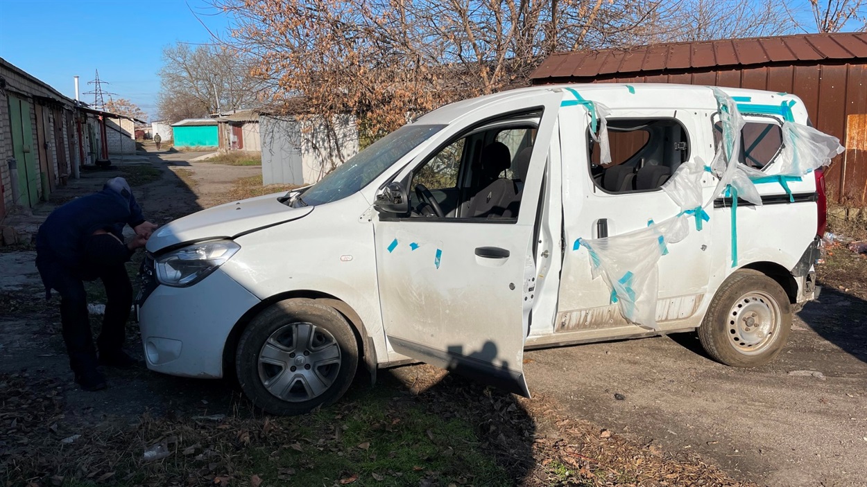 Зруйнова обстрілами автівка працівників