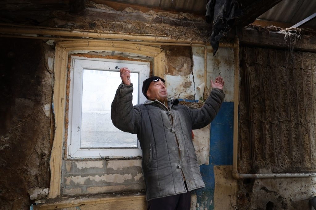 Олександр Михайлович показує свій дім