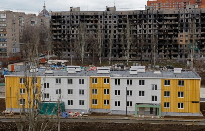 Місто стоїть у руїнах. Поруч будують нові будинки