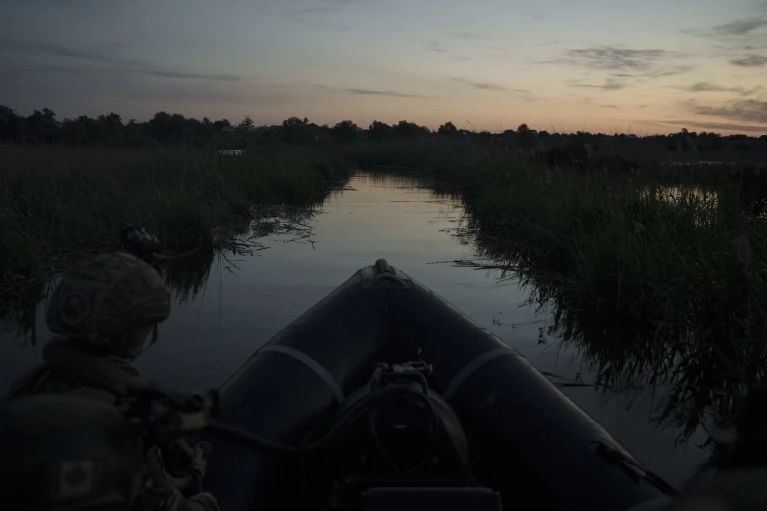 ССО пливуть Дніпром до сходу сонця, повертаючись із нічного завдання в Херсонській області