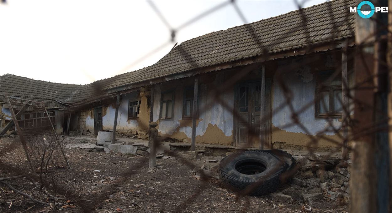Старі будівлі в селі