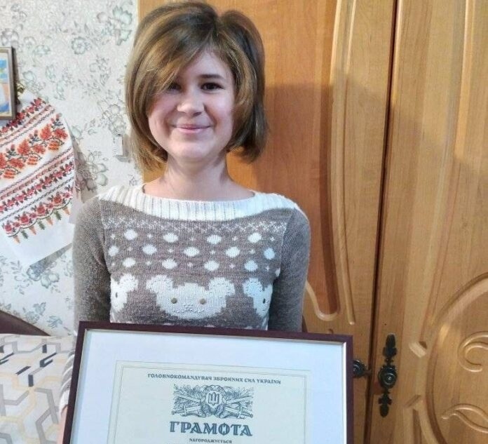 Дванадцятирічна Іванці Хильченко з грамотою від Валерія Залужного