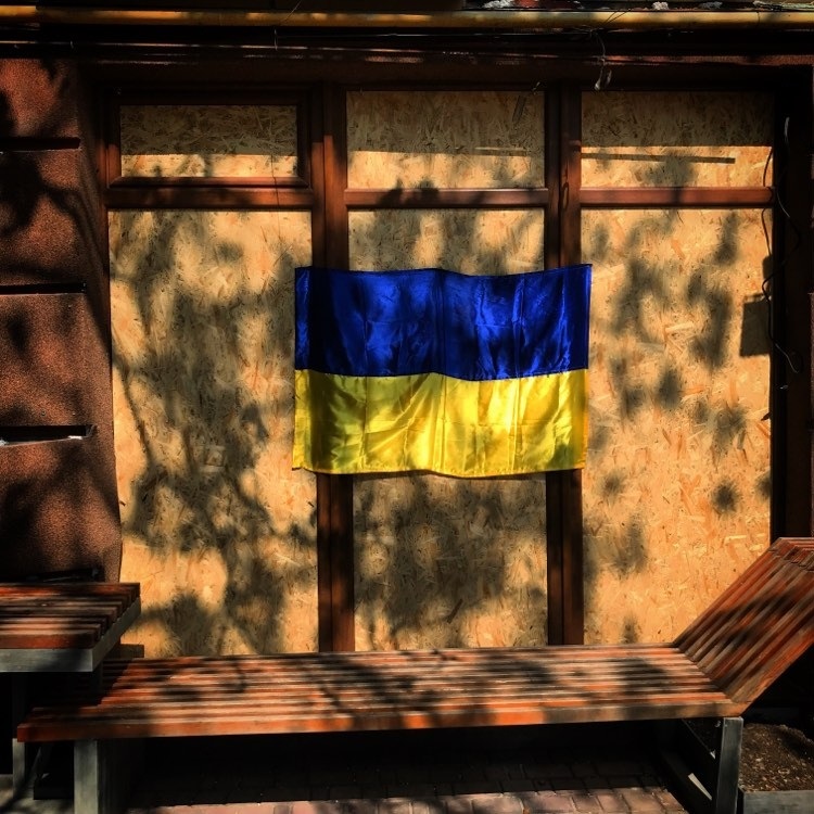Прапор на фасаді кав’ярні