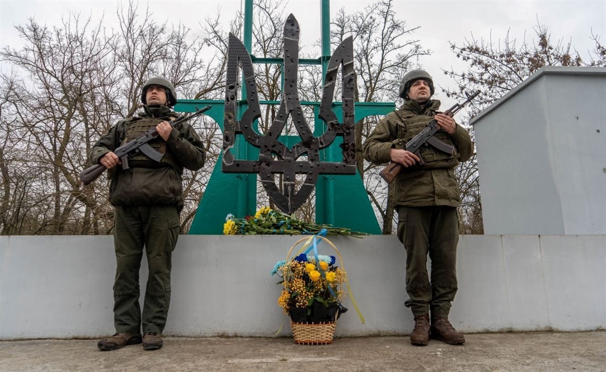 Тризуб із залишків російської техніки у Херсоні 