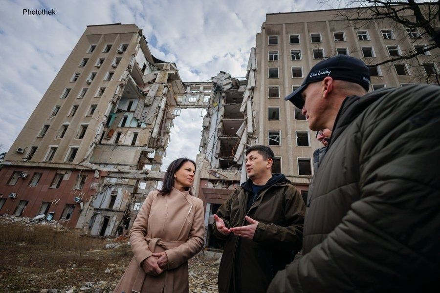 Анналена Бербок біля будівлі Миколаївської ОВА