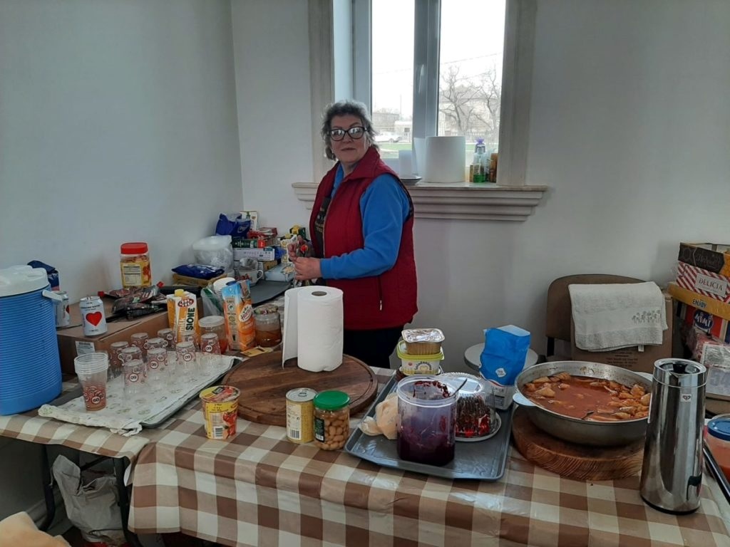 Працівниця благодійної кухні
