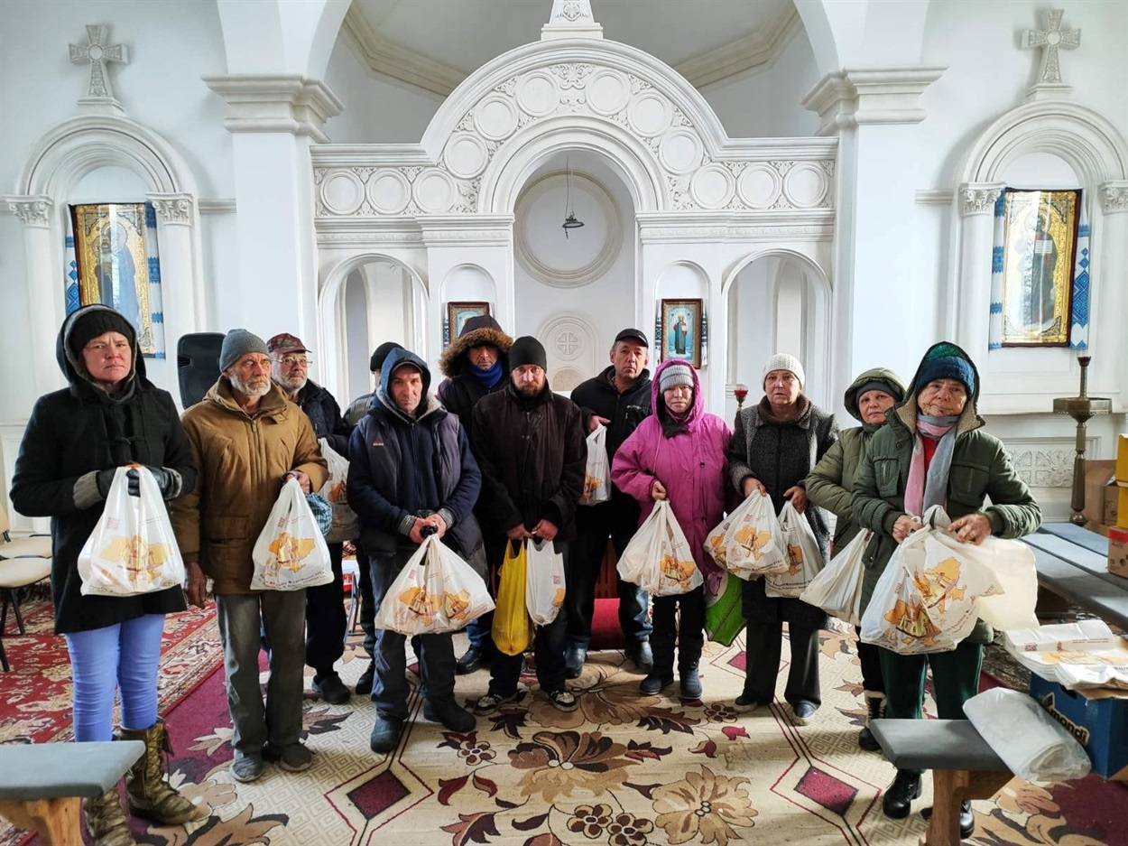 Містяни отримують їжу з собою 